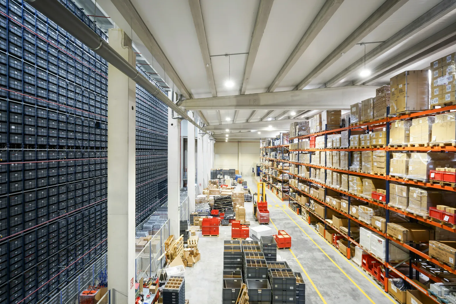 Distribution center warehouse with palletized inventory
